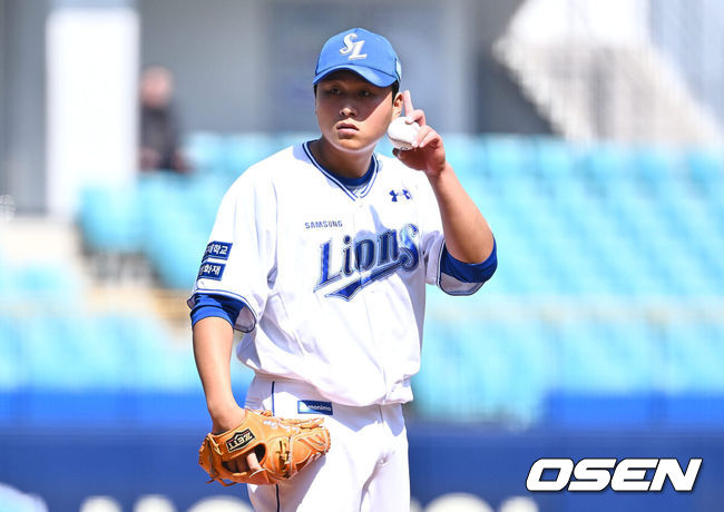 [OSEN=대구, 이석우 기자] 15일 대구 삼성라이온즈파크에서 2024 신한 SOL 뱅크 KBO 리그 삼성 라이온즈와 롯데 자이언츠의 시범경기가 열렸다. 삼성 라이온즈 선발투수 이승현이 사인을 보내고 있다. 2024.03.15 / foto0307@osen.co.kr