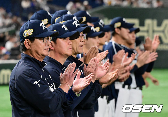 [OSEN=도쿄, 지형준 기자] 한국야구대표팀이 숙적 일본과 연장 10회 승부치기 접전 끝에 아쉽게 졌다. 다 잡은 승리를 놓쳤지만 한국 야구의 미래를 확인한 대회였다. 류중일 감독이 이끄는 한국야구대표팀은 19일 일본 도쿄돔에서 열린 2023 아시아프로야구챔피언십(APBC) 일본과의 결승전을 연장 10회 승부치기 끝에 3-4로 역전패했다. 승부치기에서 10회초 윤동희의 적시타로 1점을 먼저 냈지만 10회말 2점을 내주며 아깝게 역전패했다. 대한민국 류중일 감독을 비롯한 선수단이 일본 대표팀을 향해 박수를 보내고 있다. 2023.11.19 / jpnews.osen.co.kr