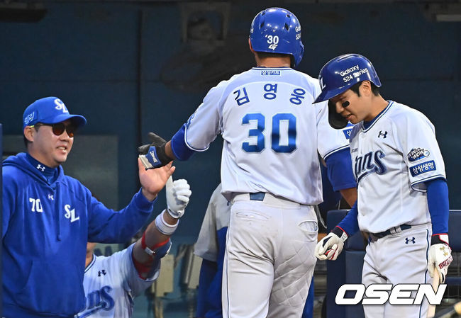 [OSEN=대구, 이석우 기자] 13일 대구 삼성라이온즈파크에서 2024 신한 SOL 뱅크 KBO 리그 삼성 라이온즈와 NC 다이노스의 경기가 열렸다. 삼성은 지난해 10월 왼쪽 어깨 관절와순 수술을 받은 내야수 이재현을 1군에 복귀 시켰으며 선발로 이호성이 출전하고, NC는 3승에 도전하는 하트를 선발로 내고 삼성전 위닝 시리즈를 노린다. 삼성 라이온즈 김영웅이 6회말 2사 2루 이병헌의 1타점 좌전 안타 때 득점을 올리고 박진만 감독의 축하를 받고 있다. 2024.04.13 / foto0307@osen.co.kr