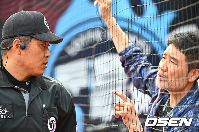 [OSEN=부산, 이석우 기자] 7일 부산 사직구장에서 2024 신한 SOL 뱅크 KBO 리그 롯데 자이언츠와 두산 베어스의 경기가 열렸다. 롯데와 두산의 시즌 첫 3연전 승부는 1-1로 위닝 시리즈를 위한 마지막 승부가 펼쳐졌다.한용덕 경기감독관이 볼 판정을 하는 ABS 시스템에 문제가 생긴 듯 김선수 주심과 얘기하고 있다. 2024.04.07 / foto0307@osen.co.kr