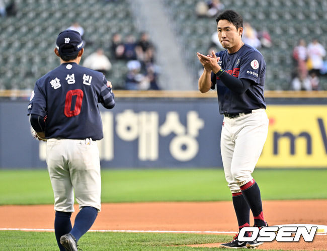 [OSEN=잠실, 조은정 기자]프로야구 롯데 자이언츠가 드디어 연패를 끊었다. 8연패에서 멈추고 승리를 거뒀다. 롯데는 18일 서울 잠실구장에서 열린 2024 KBO리그 LG와 경기에서 9-2로 승리했다. 7회 LG의 연이은 실책을 발판으로 6득점 빅이닝으로 승기를 잡았다. 1회초 공격이닝 종료 후 롯데 전준우가 황성빈을 향해 박수를 보내고 있다. 2024.04.18 /cej@osen.co.kr 