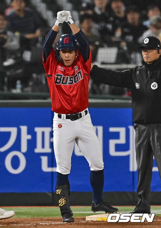 [OSEN=부산, 이석우 기자] 19일 부산 사직구장에서 2024 신한 SOL 뱅크 KBO 리그 롯데 자이언츠와 KT 위즈의 경기가 열렸다. 8연패를 끊고 분위기 쇄신과 함께 홈으로 돌아온 롯데는 반즈를 선발로 내세워 연승을 노리고 시즌 첫 2연승이자 위닝시리즈에 성공한 KT는 원상현을 선발로 내세웠다.롯데 자이언츠 황성빈이 7회말 1사 1루 1타점 우익수 뒤 3루타를 치고 세리머니를 하고 있다. 2024.04.19 / foto0307@osen.co.kr