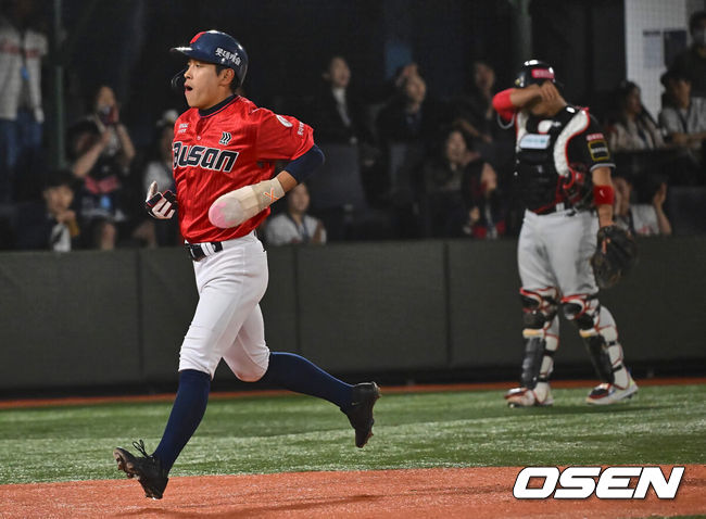 [OSEN=부산, 이석우 기자] 19일 부산 사직구장에서 2024 신한 SOL 뱅크 KBO 리그 롯데 자이언츠와 KT 위즈의 경기가 열렸다. 8연패를 끊고 분위기 쇄신과 함께 홈으로 돌아온 롯데는 반즈를 선발로 내세워 연승을 노리고 시즌 첫 2연승이자 위닝시리즈에 성공한 KT는 원상현을 선발로 내세웠다.롯데 자이언츠 황성빈이 7회말 1사 2루 KT 위즈 김민수의 폭투때 동점 득점을 올리고 있다. 2024.04.19 / foto0307@osen.co.kr