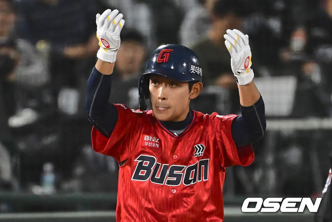 [OSEN=부산, 이석우 기자] 19일 부산 사직구장에서 2024 신한 SOL 뱅크 KBO 리그 롯데 자이언츠와 KT 위즈의 경기가 열렸다. 8연패를 끊고 분위기 쇄신과 함께 홈으로 돌아온 롯데는 반즈를 선발로 내세워 연승을 노리고 시즌 첫 2연승이자 위닝시리즈에 성공한 KT는 원상현을 선발로 내세웠다.롯데 자이언츠 황성빈이 7회말 1사 1루 1타점 우익수 뒤 3루타를 치고 세리머니를 하고 있다. 2024.04.19 / foto0307@osen.co.kr