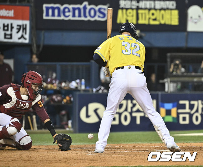 [OSEN=잠실, 조은정 기자]19일 오후 서울 잠실구장에서 ‘2024 신한 SOL BANK KBO리그’ 두산 베어스와 키움 히어로즈의 경기가 열렸다. 이날 키움은 김선기, 두산은 최원준이 선발 맞대결을 펼친다.4회말 1사 2,3루 두산 김재환이 스트라이크 낫아웃 상황에서 키움 박준형의 파울을 틈타 출루했다. 박준형이 포일을 범하고 있다. 2024.04.19 /cej@osen.co.kr