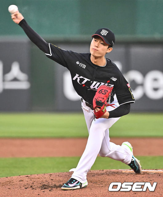 [OSEN=부산, 이석우 기자] 19일 부산 사직구장에서 2024 신한 SOL 뱅크 KBO 리그 롯데 자이언츠와 KT 위즈의 경기가 열렸다. 8연패를 끊고 분위기 쇄신과 함께 홈으로 돌아온 롯데는 반즈를 선발로 내세워 연승을 노리고 시즌 첫 2연승이자 위닝시리즈에 성공한 KT는 원상현을 선발로 내세웠다.KT 위즈 선발 투수 원상현이 역투하고 있다. 2024.04.19 / foto0307@osen.co.kr