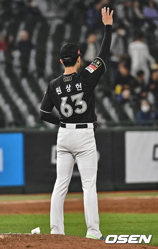 [OSEN=부산, 이석우 기자] 19일 부산 사직구장에서 2024 신한 SOL 뱅크 KBO 리그 롯데 자이언츠와 KT 위즈의 경기가 열렸다. 8연패를 끊고 분위기 쇄신과 함께 홈으로 돌아온 롯데는 반즈를 선발로 내세워 연승을 노리고 시즌 첫 2연승이자 위닝시리즈에 성공한 KT는 원상현을 선발로 내세웠다.KT 위즈 원상현이 5회말 1사 롯데 자이언츠 황성빈의 타구를 잡은 로하스에게 손을 들어 감사를 표하고 있다. 2024.04.19 / foto0307@osen.co.kr