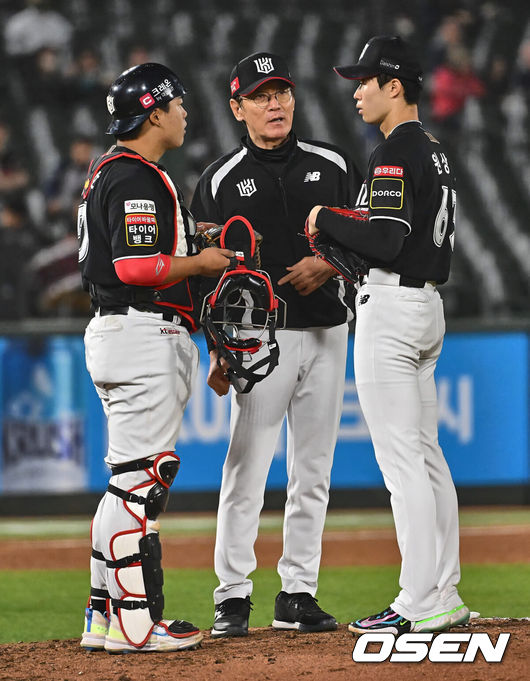 [OSEN=부산, 이석우 기자] 19일 부산 사직구장에서 2024 신한 SOL 뱅크 KBO 리그 롯데 자이언츠와 KT 위즈의 경기가 열렸다. 8연패를 끊고 분위기 쇄신과 함께 홈으로 돌아온 롯데는 반즈를 선발로 내세워 연승을 노리고 시즌 첫 2연승이자 위닝시리즈에 성공한 KT는 원상현을 선발로 내세웠다.KT 위즈 이강철 감독이 4회말 마운드에 올라 원상현에게 얘기를 하고 있다. 2024.04.19 / foto0307@osen.co.kr