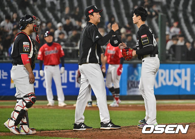 [OSEN=부산, 이석우 기자] 19일 부산 사직구장에서 2024 신한 SOL 뱅크 KBO 리그 롯데 자이언츠와 KT 위즈의 경기가 열렸다. 8연패를 끊고 분위기 쇄신과 함께 홈으로 돌아온 롯데는 반즈를 선발로 내세워 연승을 노리고 시즌 첫 2연승이자 위닝시리즈에 성공한 KT는 원상현을 선발로 내세웠다.KT 위즈 원상현이 6회말 무사 만루, 실점위기서 교체되고 있다. 2024.04.19 / foto0307@osen.co.kr