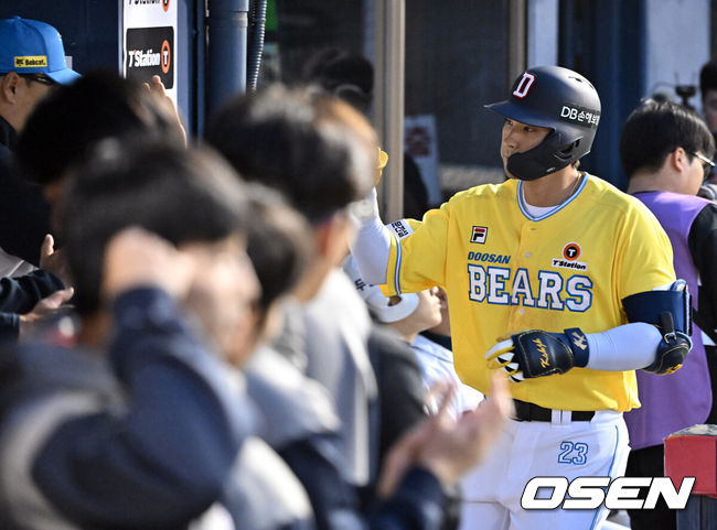 [OSEN=잠실, 조은정 기자]19일 오후 서울 잠실구장에서 ‘2024 신한 SOL BANK KBO리그’ 두산 베어스와 키움 히어로즈의 경기가 열렸다. 이날 키움은 김선기, 두산은 최원준이 선발 맞대결을 펼친다.2회말 1사 두산 강승호가 좌월 솔로 홈런을 날린 뒤 이승엽 감독과 기뻐하고 있다. 2024.04.19 /cej@osen.co.kr