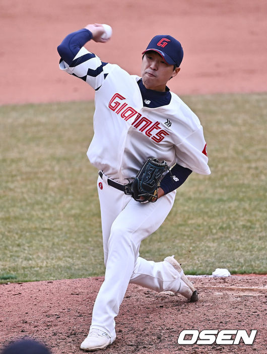 [OSEN=부산, 이석우 기자] 11일 부산 사직구장에서 2024 신한 SOL 뱅크 KBO 리그 롯데 자이언츠와 두산 베어스의 시범경기가 열렸다. 롯데 자이언츠 구승민이 역투하고 있다. 2024.03.11 / foto0307@osen.co.kr