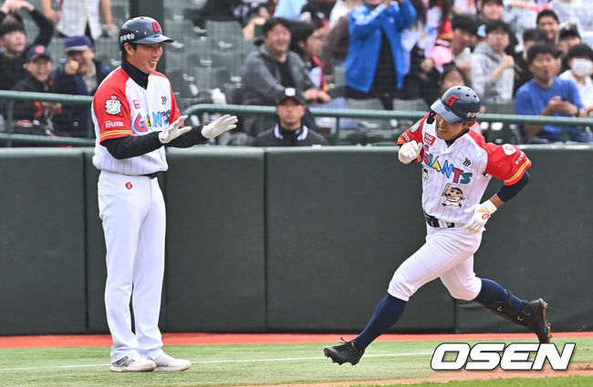 [OSEN=부산, 이석우 기자] 21일 부산 사직구장에서 2024 신한 SOL 뱅크 KBO 리그 롯데 자이언츠와 KT 위즈의 더블헤더 1차전 경기가 열렸다. 전날 취소된 경기 더블헤더 1차전에 롯데는 윌커슨을 KT는 쿠에바스를 선발로 내세웠다.롯데 자이언츠 황성빈이 1회초 1사 우월 솔로 홈런을 치고 3루를 돌고 있다. 2024.04.21 / foto0307@osen.co.kr