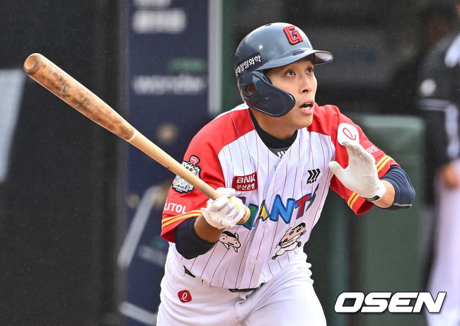 [OSEN=부산, 이석우 기자] 21일 부산 사직구장에서 2024 신한 SOL 뱅크 KBO 리그 롯데 자이언츠와 KT 위즈의 더블헤더 1차전 경기가 열렸다. 전날 취소된 경기 더블헤더 1차전에 롯데는 윌커슨을 KT는 쿠에바스를 선발로 내세웠다.롯데 자이언츠 황성빈이 1회초 1사 우월 솔로 홈런을 치고 있다. 2024.04.21 / foto0307@osen.co.kr