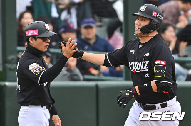 [OSEN=부산, 이석우 기자] 21일 부산 사직구장에서 2024 신한 SOL 뱅크 KBO 리그 롯데 자이언츠와 KT 위즈의 더블헤더 1차전 경기가 열렸다. 전날 취소된 경기 더블헤더 1차전에 롯데는 윌커슨을 KT는 쿠에바스를 선발로 내세웠다.KT 위즈 장성우가 7회초 2사 만루 좌중월 만루 홈런을 치고 하이파이브를 하고 있다. 2024.04.21 / foto0307@osen.co.kr