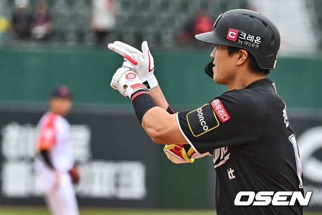 [OSEN=부산, 이석우 기자] 21일 부산 사직구장에서 2024 신한 SOL 뱅크 KBO 리그 롯데 자이언츠와 KT 위즈의 더블헤더 1차전 경기가 열렸다. 전날 취소된 경기 더블헤더 1차전에 롯데는 윌커슨을 KT는 쿠에바스를 선발로 내세웠다.KT 위즈 천성호가 7회초 1사 3루 역전 1타점 좌전 안타를 치고 세리머니를 하고 있다. 2024.04.21 / foto0307@osen.co.kr