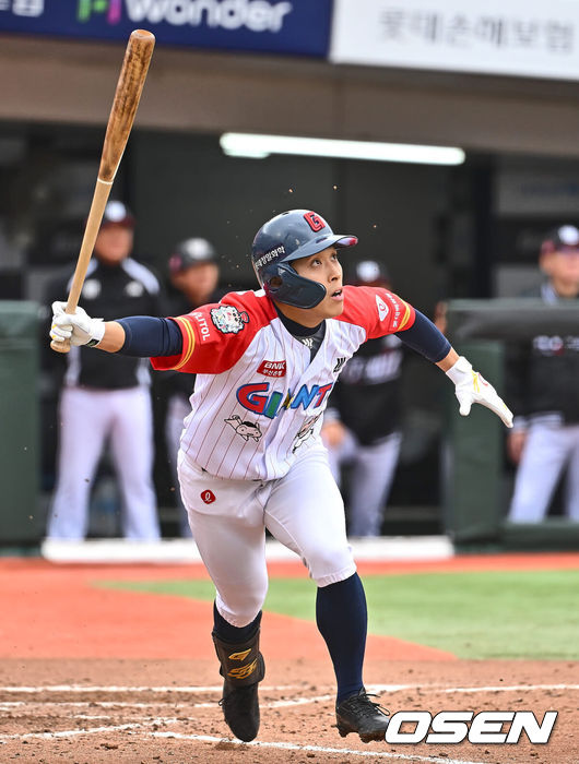 [OSEN=부산, 이석우 기자] 21일 부산 사직구장에서 2024 신한 SOL 뱅크 KBO 리그 롯데 자이언츠와 KT 위즈의 더블헤더 1차전 경기가 열렸다. 전날 취소된 경기 더블헤더 1차전에 롯데는 윌커슨을 KT는 쿠에바스를 선발로 내세웠다.롯데 자이언츠 황성빈이 5회말 1사 우월 솔로 홈런을 치고 있다. 2024.04.21 / foto0307@osen.co.kr