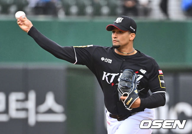 [OSEN=부산, 이석우 기자] 21일 부산 사직구장에서 2024 신한 SOL 뱅크 KBO 리그 롯데 자이언츠와 KT 위즈의 더블헤더 1차전 경기가 열렸다. 전날 취소된 경기 더블헤더 1차전에 롯데는 윌커슨을 KT는 쿠에바스를 선발로 내세웠다.KT 위즈 선발 투수 쿠에바스가 역투하고 있다. 2024.04.21 / foto0307@osen.co.kr