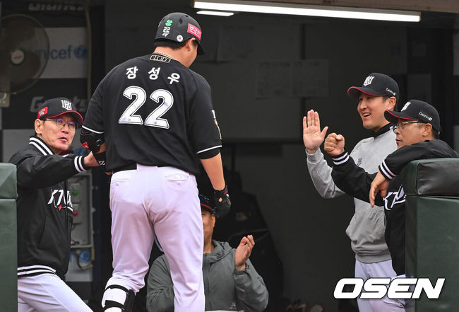 [OSEN=부산, 이석우 기자] 21일 부산 사직구장에서 2024 신한 SOL 뱅크 KBO 리그 롯데 자이언츠와 KT 위즈의 더블헤더 1차전 경기가 열렸다. 전날 취소된 경기 더블헤더 1차전에 롯데는 윌커슨을 KT는 쿠에바스를 선발로 내세웠다.KT 위즈 장성우가 7회초 2사 만루 좌중월 만루 홈런을 치고  이강철 감독과 하이파이브를 하고 있다. 2024.04.21 / foto0307@osen.co.kr