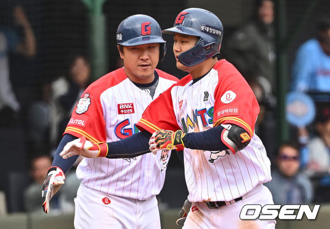 [OSEN=부산, 이석우 기자] 21일 부산 사직구장에서 2024 신한 SOL 뱅크 KBO 리그 롯데 자이언츠와 KT 위즈의 더블헤더 1차전 경기가 열렸다. 전날 취소된 경기 더블헤더 1차전에 롯데는 윌커슨을 KT는 쿠에바스를 선발로 내세웠다.롯데 자이언츠 손호영이 7회말 2사 1,2루 좌중월 3점 홈런을 치고 정훈과 하이파이브를 하고 있다. 2024.04.21 / foto0307@osen.co.kr