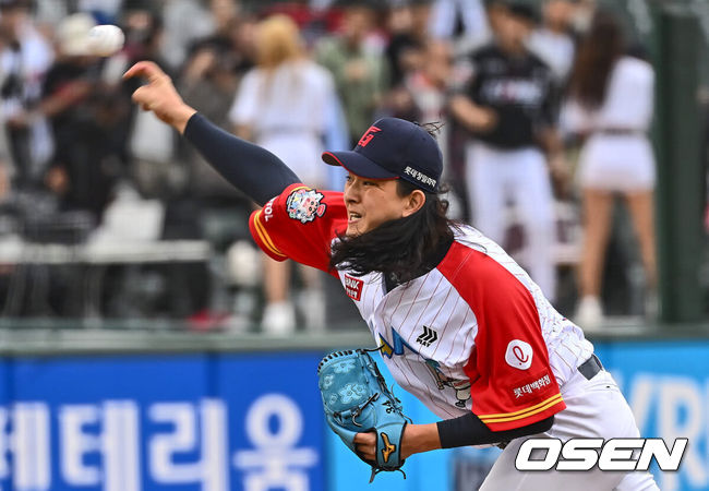 [OSEN=부산, 이석우 기자] 21일 부산 사직구장에서 2024 신한 SOL 뱅크 KBO 리그 롯데 자이언츠와 KT 위즈의 더블헤더 1차전 경기가 열렸다. 전날 취소된 경기 더블헤더 1차전에 롯데는 윌커슨을 KT는 쿠에바스를 선발로 내세웠다.롯데 자이언츠 김원중이 역투하고 있다. 2024.04.21 / foto0307@osen.co.kr