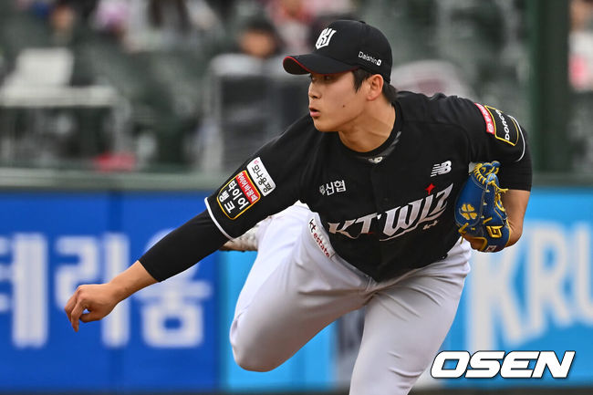 [OSEN=부산, 이석우 기자] 21일 부산 사직구장에서 2024 신한 SOL 뱅크 KBO 리그 롯데 자이언츠와 KT 위즈의 더블헤더 1차전 경기가 열렸다. 전날 취소된 경기 더블헤더 1차전에 롯데는 윌커슨을 KT는 쿠에바스를 선발로 내세웠다.KT 위즈 박영현이 역투하고 있다. 2024.04.21 / foto0307@osen.co.kr