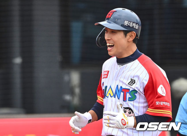 [OSEN=부산, 이석우 기자] 21일 부산 사직구장에서 2024 신한 SOL 뱅크 KBO 리그 롯데 자이언츠와 KT 위즈의 더블헤더 1차전 경기가 열렸다. 전날 취소된 경기 더블헤더 1차전에 롯데는 윌커슨을 KT는 쿠에바스를 선발로 내세웠다.롯데 자이언츠 황성빈이 5회말 1사 우월 솔로 홈런을 치고 기뻐하고 있다. 2024.04.21 / foto0307@osen.co.kr