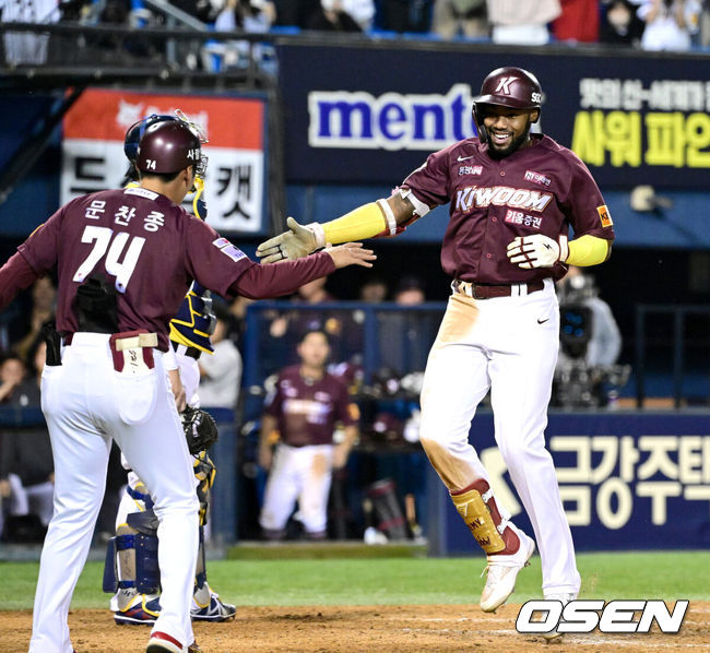 [OSEN=잠실, 최규한 기자] 21일 서울 잠실야구장에서 ‘2024 신한 SOL Bank KBO리그’ 두산 베어스와 키움 히어로즈의 더블헤더 2차전이 열렸다.이날 더블헤더 2차전 선발로 홈팀 두산은 알칸타라, 방문팀 키움은 김인범을 선발로 내세운다.9회초 1사 주자없는 상황 키움 도슨이 선제 우중간 솔로포를 날리고 홈을 밟으며 문찬종 코치와 기뻐하고 있다. 2024.04.21 / dreamer@osen.co.kr