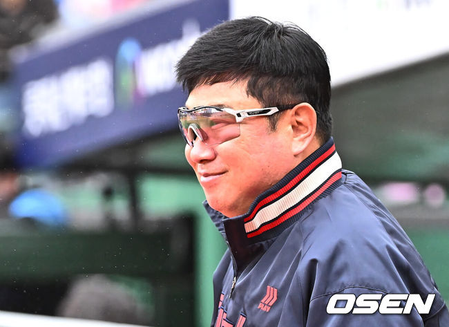 [OSEN=부산, 이석우 기자] 21일 부산 사직구장에서 2024 신한 SOL 뱅크 KBO 리그 롯데 자이언츠와 KT 위즈의 더블헤더 1차전 경기가 열렸다. 전날 취소된 경기 더블헤더 1차전에 롯데는 윌커슨을 KT는 쿠에바스를 선발로 내세웠다.롯데 자이언츠 김태형 감독이 경기에 나서며 미소짓고 있다. 2024.04.21 / foto0307@osen.co.kr