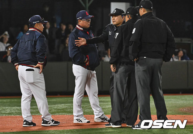 [OSEN=부산, 이석우 기자] 19일 부산 사직구장에서 2024 신한 SOL 뱅크 KBO 리그 롯데 자이언츠와 KT 위즈의 경기가 열렸다. 롯데 김태형 감독이 7회말 1사 1루 전준우의 중견수 앞 땅볼 때 2루에서 포스아웃당한 레이예스의 비디오판독 결과에 항의하다 이영재 주심에게 퇴장 당하고 있다. 2024.04.19 / foto0307@osen.co.kr