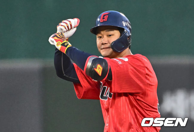 [OSEN=부산, 이석우 기자] 19일 부산 사직구장에서 2024 신한 SOL 뱅크 KBO 리그 롯데 자이언츠와 KT 위즈의 경기가 열렸다. 8연패를 끊고 분위기 쇄신과 함께 홈으로 돌아온 롯데는 반즈를 선발로 내세워 연승을 노리고 시즌 첫 2연승이자 위닝시리즈에 성공한 KT는 원상현을 선발로 내세웠다.롯데 자이언츠 손호영이 2회말 중견수 뒤 2루타를 치고세리머니를 하고 있다. 2024.04.19 / foto0307@osen.co.kr