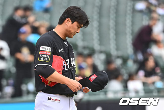 [OSEN=부산, 이석우 기자] 21일 부산 사직구장에서 2024 신한 SOL 뱅크 KBO 리그 롯데 자이언츠와 KT 위즈의 더블헤더 1차전 경기가 열렸다. 전날 취소된 경기 더블헤더 1차전에 롯데는 윌커슨을 KT는 쿠에바스를 선발로 내세웠다.KT 위즈 주권이 7회말 2사 1,2루 롯데 자이언츠 손호영에게 좌중월 3점 홈런을 맞고 고개를 떨구고 있다. 2024.04.21 / foto0307@osen.co.kr