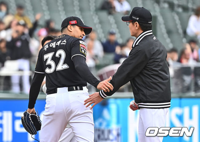 [OSEN=부산, 이석우 기자] 21일 부산 사직구장에서 2024 신한 SOL 뱅크 KBO 리그 롯데 자이언츠와 KT 위즈의 더블헤더 1차전 경기가 열렸다. 전날 취소된 경기 더블헤더 1차전에 롯데는 윌커슨을 KT는 쿠에바스를 선발로 내세웠다.KT 위즈 쿠에바스가 7회말 이강철 감독의 배웅을 받으며 교체되고 있다. 2024.04.21 / foto0307@osen.co.kr