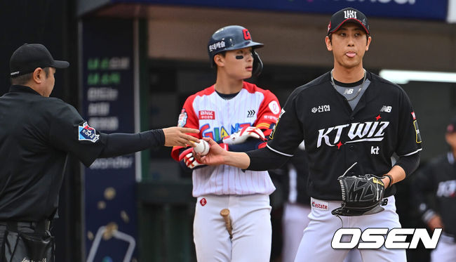 [OSEN=부산, 이석우 기자] 21일 부산 사직구장에서 2024 신한 SOL 뱅크 KBO 리그 롯데 자이언츠와 KT 위즈의 더블헤더 1차전 경기가 열렸다. 전날 취소된 경기 더블헤더 1차전에 롯데는 윌커슨을 KT는 쿠에바스를 선발로 내세웠다.KT 위즈 김민수가 7회말 2사 1,3루 폭투를 던져 동점을 허용하고 아쉬워하고 있다. 2024.04.21 / foto0307@osen.co.kr