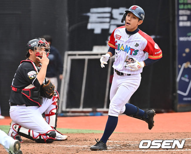 [OSEN=부산, 이석우 기자] 21일 부산 사직구장에서 2024 신한 SOL 뱅크 KBO 리그 롯데 자이언츠와 KT 위즈의 더블헤더 1차전 경기가 열렸다. 전날 취소된 경기 더블헤더 1차전에 롯데는 윌커슨을 KT는 쿠에바스를 선발로 내세웠다.롯데 자이언츠 황성빈이 5회말 1사 우월 솔로 홈런을 치고 홈인하고 있다. 2024.04.21 / foto0307@osen.co.kr