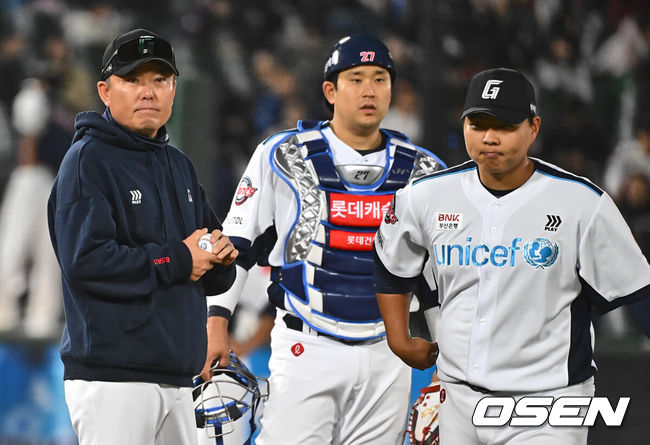 [OSEN=부산, 이석우 기자] 롯데 자이언츠 주형광 코치, 유강남, 박진 015 2024.04.05 / foto0307@osen.co.kr