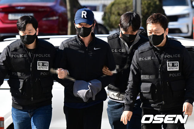 [OSEN=지형준 기자] 21일 오후 서울중앙지방법원에서 마약 투약한 혐의를 받는 전 야구선수 오재원의 영장실질심사가 열렸다.서울 강남경찰서는 지난 20일 오재원에 대해 마약류관리법 위반 혐의로 구속영장을 신청했다. 경찰은 이에 앞서 10일 오재원과 함께 있던 한 여성의 신고로 오재원을 마약 투약 혐의로 임의동행해 조사했다. 당시 오재원은 신고한 여성과 함께 마약 간이 시약검사에서 음성이 나와 귀가했지만 경찰의 추가 단서가 확인되며 19일 체포됐고, 이튿날 구속되는 사태에 이르렀다. 오재원이 구속 전 피의자 심문(영장실질심사)에 출석하고 있다. 2024.03.21 /