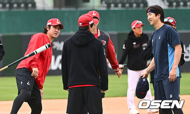 [OSEN=부산, 이석우 기자] 23일 부산 사직구장에서 2024 신한 SOL 뱅크 KBO 리그 롯데 자이언츠와 SSG 랜더스의 경기가 열렸다. 최정은 이승엽 두산 베어스 감독이 보유한 KBO리그 통산 최다 홈런 기록(467개)과 타이를 이뤄 KBO리그 역대 홈런 단독 1위 등극을 앞두고 있다. SSG 랜더스 최정이 동생 롯데 자이언츠 최항을 만나 얘기를 하고 있다. 2024.04.23 /