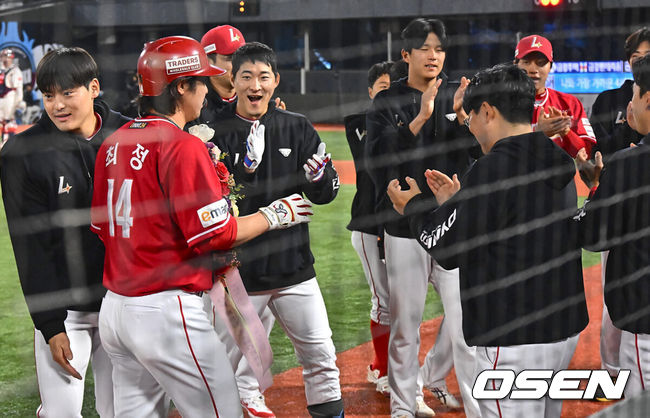 [OSEN=부산, 이석우 기자] 24일 부산 사직구장에서 2024 신한 SOL 뱅크 KBO 리그 롯데 자이언츠와 SSG 랜더스의 경기가 열렸다. 4연승을 노리는 롯데는 선발로 이인복이 3연패 탈출을 노리는 SSG는 로버트 더거를 선발로 내세웠다.SSG 랜더스 최정이 5회초 2사 좌월 솔로 홈런을 치고 동료들의 축하를 받고 있다. 2024.04.24 / foto0307@osen.co.kr