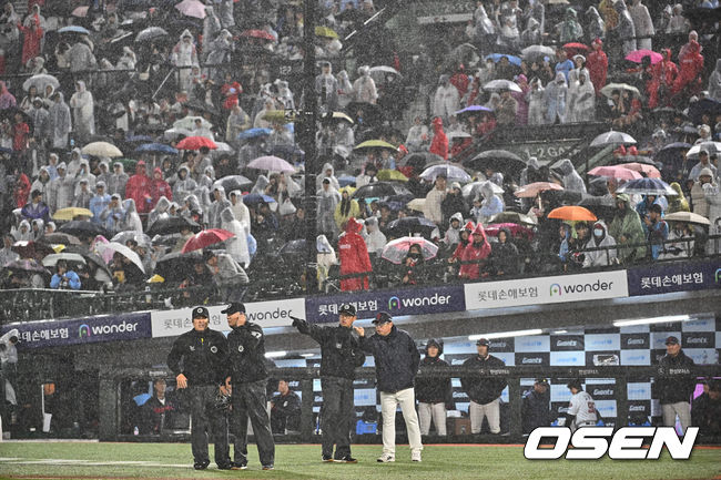 [OSEN=부산, 이석우 기자] 23일 부산 사직구장에서 2024 신한 SOL 뱅크 KBO 리그 롯데 자이언츠와 SSG 랜더스의 경기가 열렸다. 최정은 이승엽 두산 베어스 감독이 보유한 KBO리그 통산 최다 홈런 기록(467개)과 타이를 이뤄 KBO리그 역대 홈런 단독 1위 등극을 앞두고 있다. 5회초 시작을 앞두고 우천으로 경기가 중단되고 있다. 2024.04.23 / foto0307@osen.co.kr