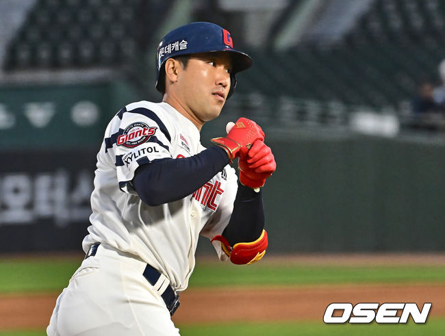 [OSEN=부산, 이석우 기자] 23일 부산 사직구장에서 2024 신한 SOL 뱅크 KBO 리그 롯데 자이언츠와 SSG 랜더스의 경기가 열렸다. 최정은 이승엽 두산 베어스 감독이 보유한 KBO리그 통산 최다 홈런 기록(467개)과 타이를 이뤄 KBO리그 역대 홈런 단독 1위 등극을 앞두고 있다. 롯데 자이언츠 전준우가 1회말 2사 1루 좌월 동점 2점 홈런을 치고 세리머니를 하고 있다. 2024.04.23 / foto0307@osen.co.kr