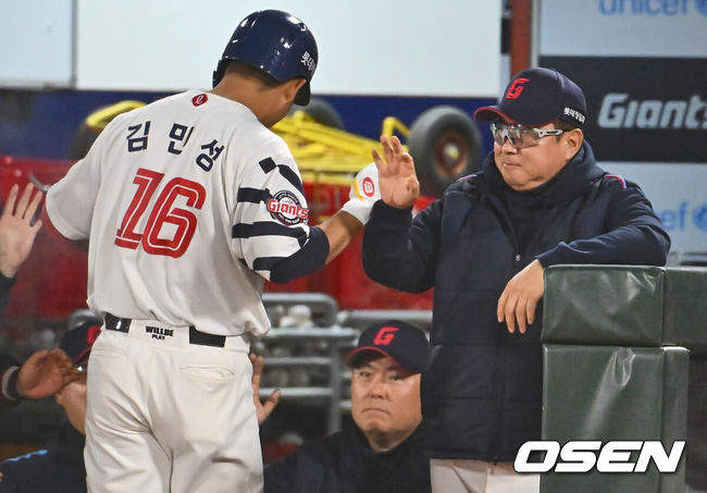 [OSEN=부산, 이석우 기자] 23일 부산 사직구장에서 2024 신한 SOL 뱅크 KBO 리그 롯데 자이언츠와 SSG 랜더스의 경기가 열렸다. 최정은 이승엽 두산 베어스 감독이 보유한 KBO리그 통산 최다 홈런 기록(467개)과 타이를 이뤄 KBO리그 역대 홈런 단독 1위 등극을 앞두고 있다. 롯데 자이언츠 김민성이 2회말 1사 좌월 역전 솔로 홈런을 치고 김태형 감독과 하이파이브를 하고 있다. 2024.04.23 / foto0307@osen.co.kr