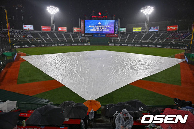 [OSEN=부산, 이석우 기자] 23일 부산 사직구장에서 2024 신한 SOL 뱅크 KBO 리그 롯데 자이언츠와 SSG 랜더스의 경기가 열렸다. 최정은 이승엽 두산 베어스 감독이 보유한 KBO리그 통산 최다 홈런 기록(467개)과 타이를 이뤄 KBO리그 역대 홈런 단독 1위 등극을 앞두고 있다. 5회초 시작을 앞두고 우천으로 경기가 중단되고 있다. 2024.04.23 / foto0307@osen.co.kr