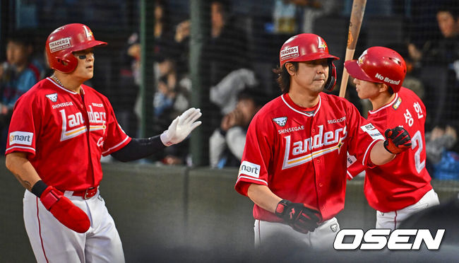 [OSEN=부산, 이석우 기자] 23일 부산 사직구장에서 2024 신한 SOL 뱅크 KBO 리그 롯데 자이언츠와 SSG 랜더스의 경기가 열렸다. 최정은 이승엽 두산 베어스 감독이 보유한 KBO리그 통산 최다 홈런 기록(467개)과 타이를 이뤄 KBO리그 역대 홈런 단독 1위 등극을 앞두고 있다. SSG 랜더스 최정과 추신수가 1회초 1사 2,3루 한유섬의 2타점 좌중간 안타 때 득점을 올리고 하이파이브를 하고 있다. 2024.04.23 / foto0307@osen.co.kr