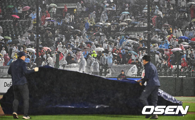 [OSEN=부산, 이석우 기자] 23일 부산 사직구장에서 2024 신한 SOL 뱅크 KBO 리그 롯데 자이언츠와 SSG 랜더스의 경기가 열렸다. 최정은 이승엽 두산 베어스 감독이 보유한 KBO리그 통산 최다 홈런 기록(467개)과 타이를 이뤄 KBO리그 역대 홈런 단독 1위 등극을 앞두고 있다. 5회초 시작을 앞두고 우천으로 경기가 중단되고 있다. 2024.04.23 / foto0307@osen.co.kr
