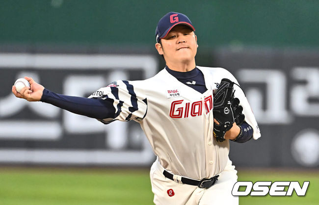 [OSEN=부산, 이석우 기자] 23일 부산 사직구장에서 2024 신한 SOL 뱅크 KBO 리그 롯데 자이언츠와 SSG 랜더스의 경기가 열렸다. 최정은 이승엽 두산 베어스 감독이 보유한 KBO리그 통산 최다 홈런 기록(467개)과 타이를 이뤄 KBO리그 역대 홈런 단독 1위 등극을 앞두고 있다. 롯데 자이언츠 선발 투수 한현희가 역투하고 있다. 2024.04.23 / foto0307@osen.co.kr