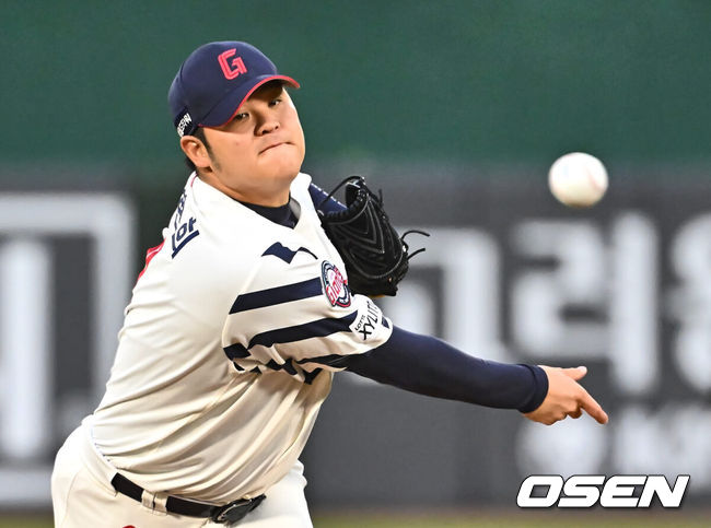 [OSEN=부산, 이석우 기자] 23일 부산 사직구장에서 2024 신한 SOL 뱅크 KBO 리그 롯데 자이언츠와 SSG 랜더스의 경기가 열렸다. 최정은 이승엽 두산 베어스 감독이 보유한 KBO리그 통산 최다 홈런 기록(467개)과 타이를 이뤄 KBO리그 역대 홈런 단독 1위 등극을 앞두고 있다. 롯데 자이언츠 선발 투수 한현희가 역투하고 있다. 2024.04.23 / foto0307@osen.co.kr