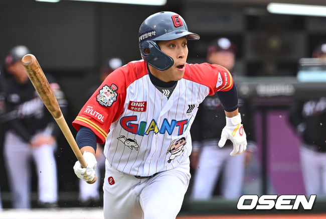 [OSEN=부산, 이석우 기자] 21일 부산 사직구장에서 2024 신한 SOL 뱅크 KBO 리그 롯데 자이언츠와 KT 위즈의 더블헤더 1차전 경기가 열렸다. 전날 취소된 경기 더블헤더 1차전에 롯데는 윌커슨을 KT는 쿠에바스를 선발로 내세웠다.롯데 자이언츠 황성빈이 5회말 1사 우월 솔로 홈런을 치고 있다. 2024.04.21 / foto0307@osen.co.kr