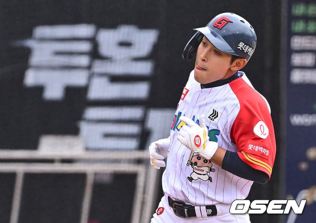 [OSEN=부산, 이석우 기자] 21일 부산 사직구장에서 2024 신한 SOL 뱅크 KBO 리그 롯데 자이언츠와 KT 위즈의 더블헤더 1차전 경기가 열렸다. 전날 취소된 경기 더블헤더 1차전에 롯데는 윌커슨을 KT는 쿠에바스를 선발로 내세웠다.롯데 자이언츠 황성빈이 1회초 1사 우월 솔로 홈런을 치고 득점하고 있다. 2024.04.21 / foto0307@osen.co.kr