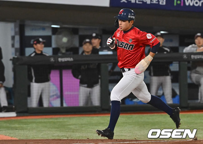 [OSEN=부산, 이석우 기자] 19일 부산 사직구장에서 2024 신한 SOL 뱅크 KBO 리그 롯데 자이언츠와 KT 위즈의 경기가 열렸다. 8연패를 끊고 분위기 쇄신과 함께 홈으로 돌아온 롯데는 반즈를 선발로 내세워 연승을 노리고 시즌 첫 2연승이자 위닝시리즈에 성공한 KT는 원상현을 선발로 내세웠다.롯데 자이언츠 황성빈이 7회말 1사 2루 KT 위즈 김민수의 폭투때 동점 득점을 올리고 있다. 2024.04.19 / foto0307@osen.co.kr