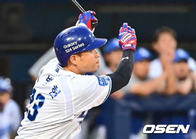 [OSEN=대구, 이석우 기자] 13일 대구 삼성라이온즈파크에서 2024 신한 SOL 뱅크 KBO 리그 삼성 라이온즈와 NC 다이노스의 경기가 열렸다. 삼성은 지난해 10월 왼쪽 어깨 관절와순 수술을 받은 내야수 이재현을 1군에 복귀 시켰으며 선발로 이호성이 출전하고, NC는 3승에 도전하는 하트를 선발로 내고 삼성전 위닝 시리즈를 노린다. 삼성 라이온즈 이병헌이 6회말 2사 2루 1타점 좌전 안타를 치고 있다. 2024.04.13 / foto0307@osen.co.kr